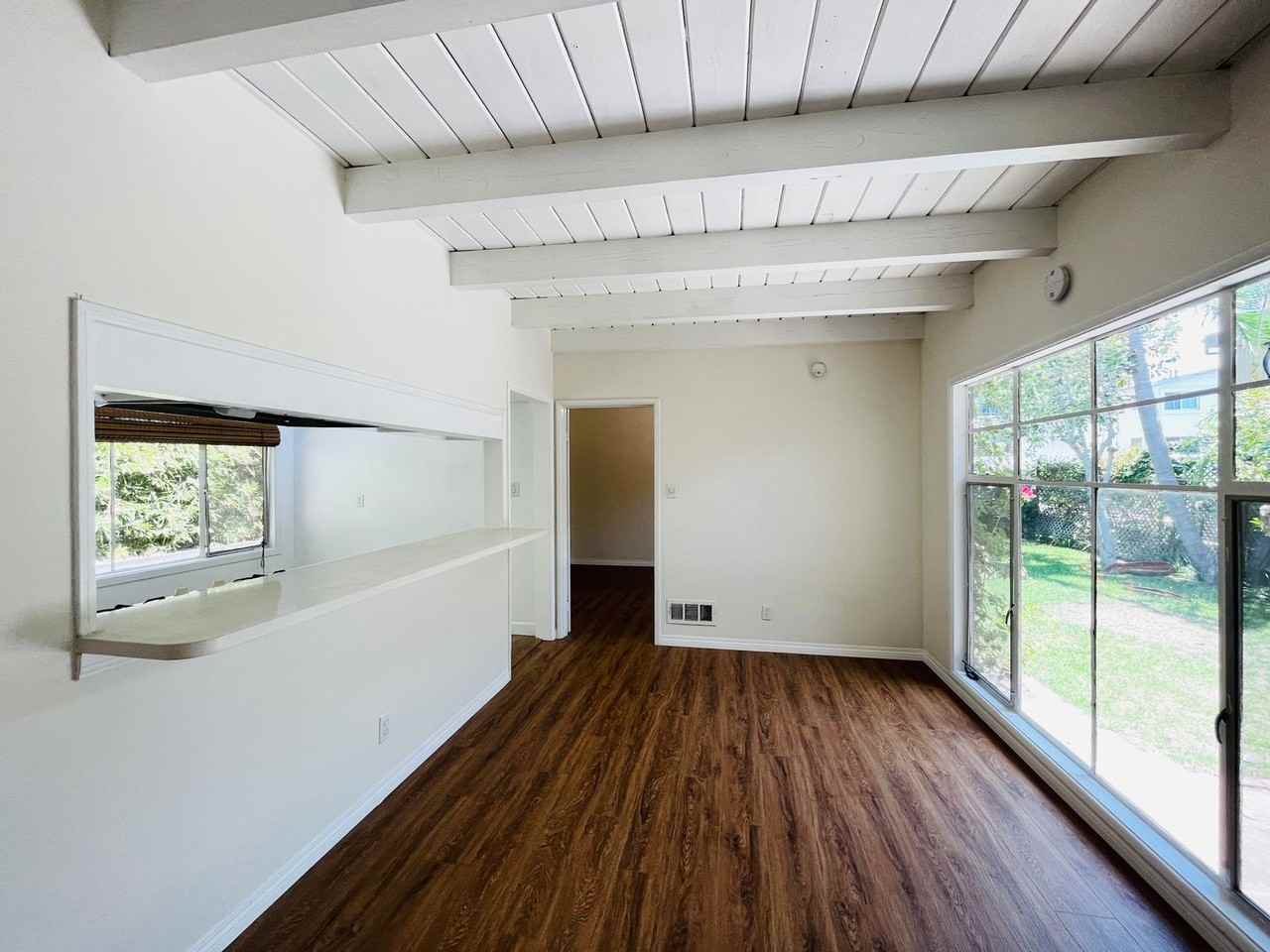 1319 Barry Apartments - Photo 3 of 24