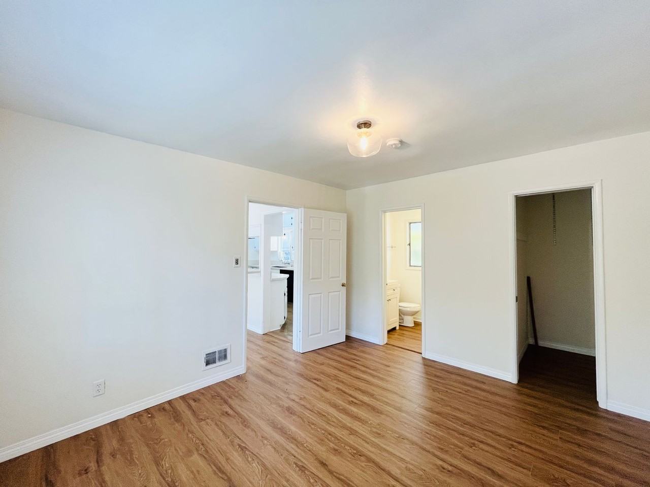 1319 Barry Apartments - Photo 7 of 24