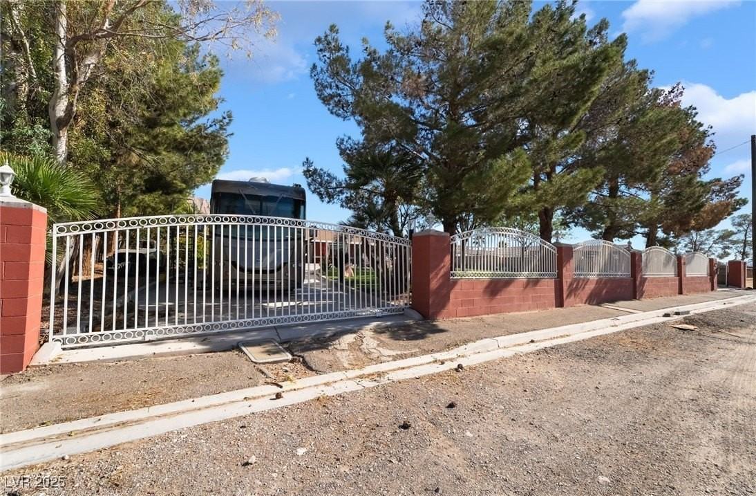 724 N Fogg St - Photo 2 of 40