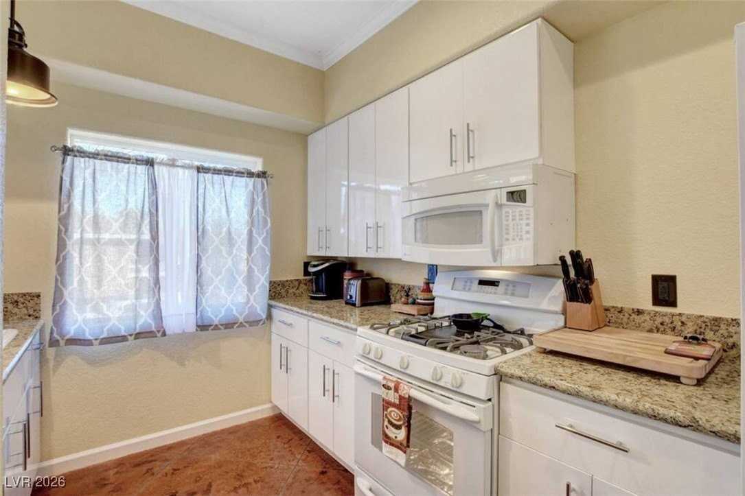 481 Benedict Dr - Photo 5 of 44