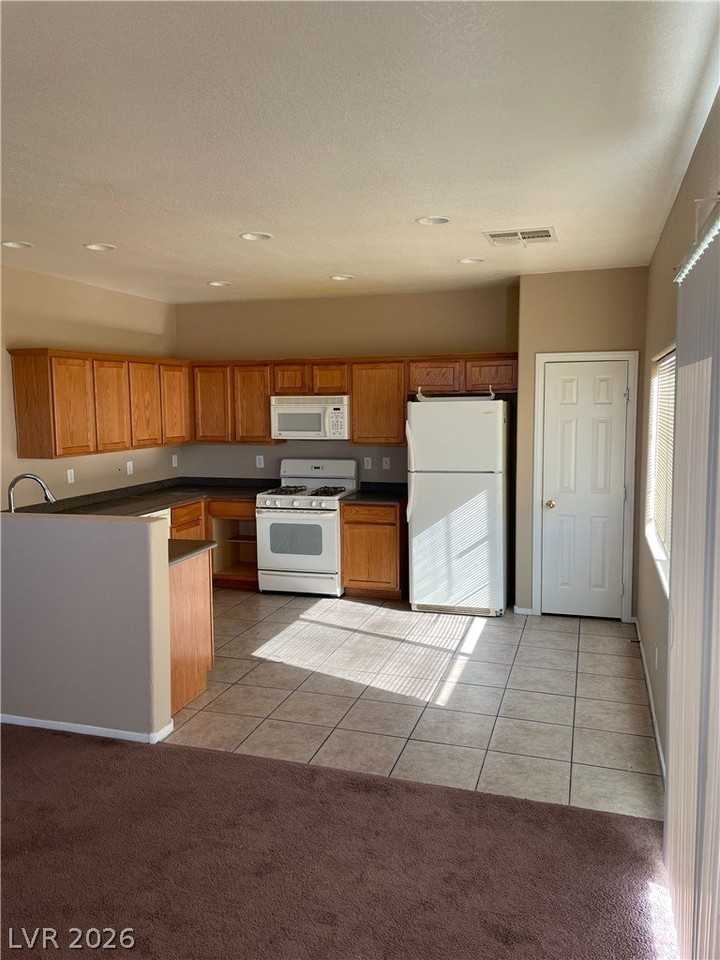 3753 Hollycroft Dr - Photo 5 of 22