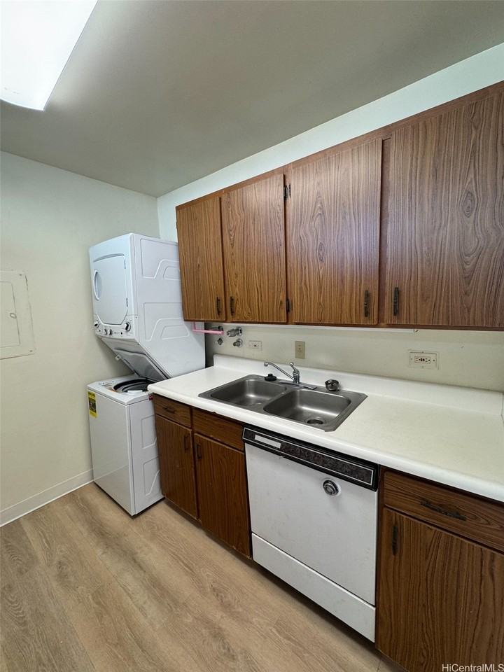 1040 Kinau St #603 - Photo 3 of 8