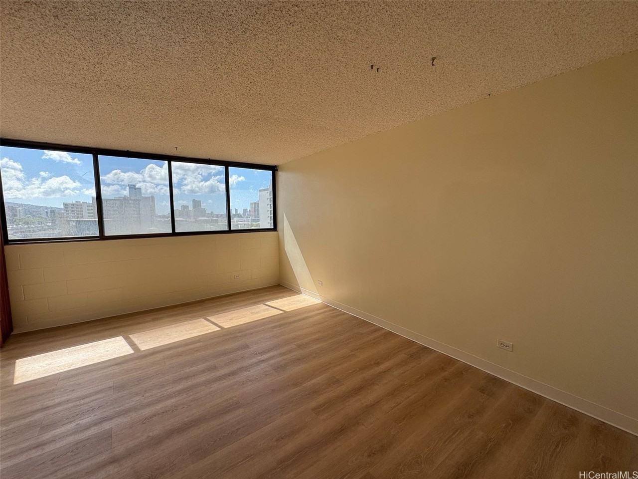 1040 Kinau St #603 - Photo 5 of 8