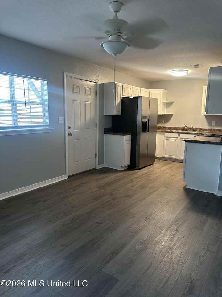 1206 Beach Ave - Photo 3 of 10