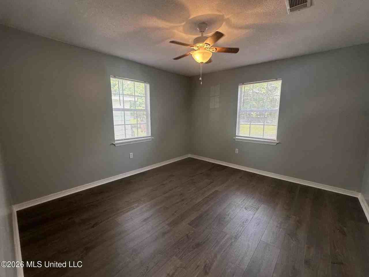 1206 Beach Ave - Photo 4 of 10