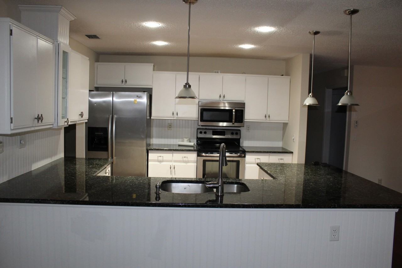 13880 Paddock Dr - Photo 3 of 14
