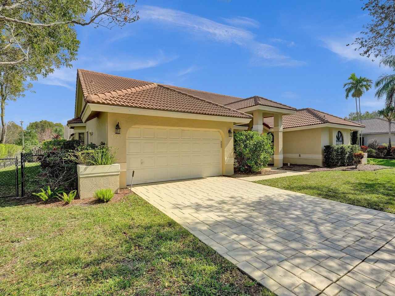 5029 Nw 98th Ln - Photo 4 of 36
