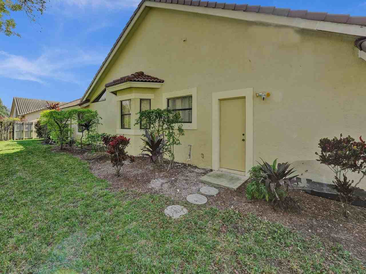 5029 Nw 98th Ln - Photo 5 of 36