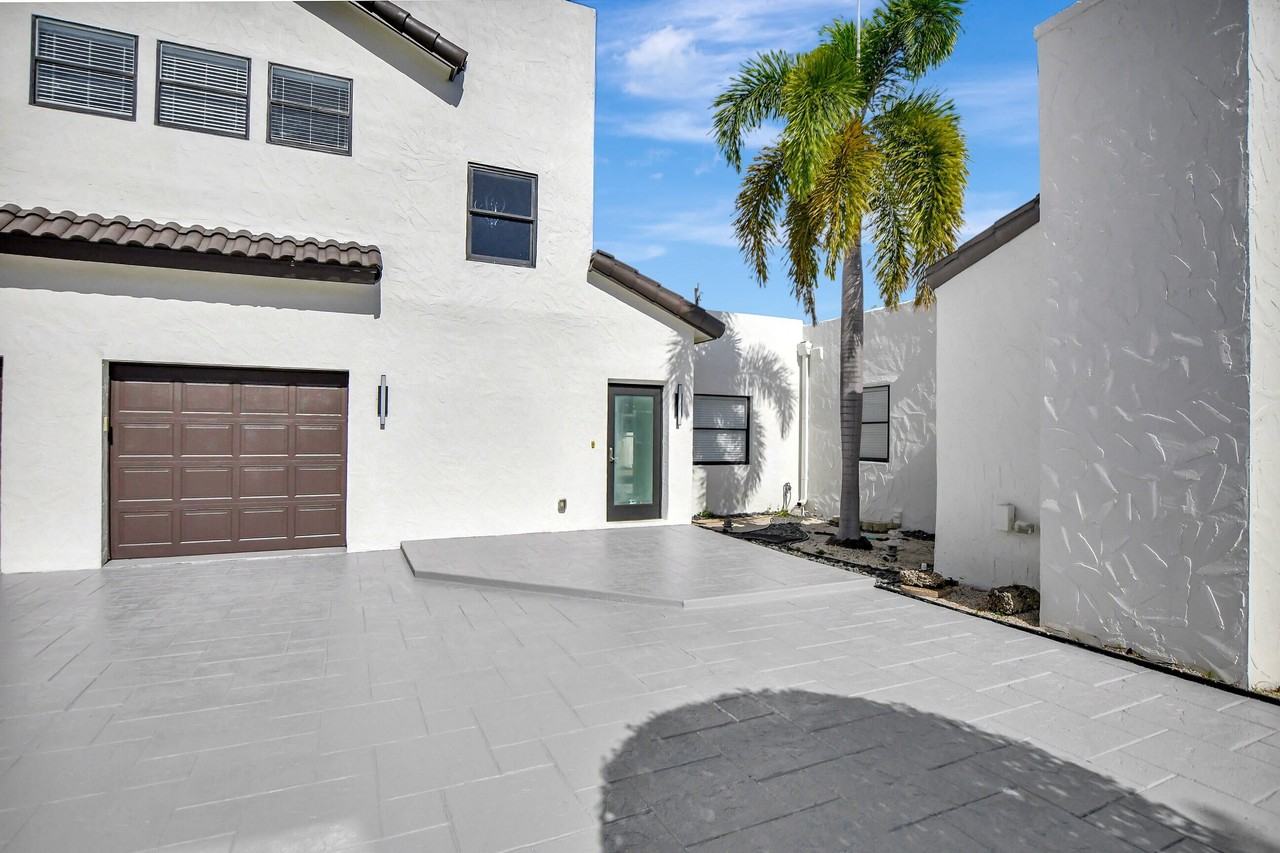 237 Nw 7th St - Photo 5 of 50