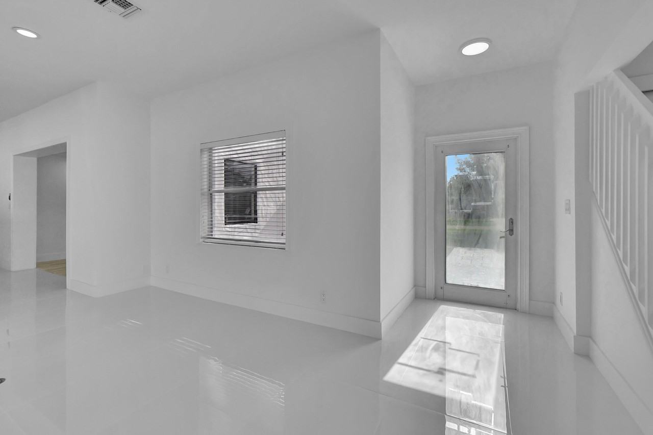 237 Nw 7th St - Photo 6 of 50