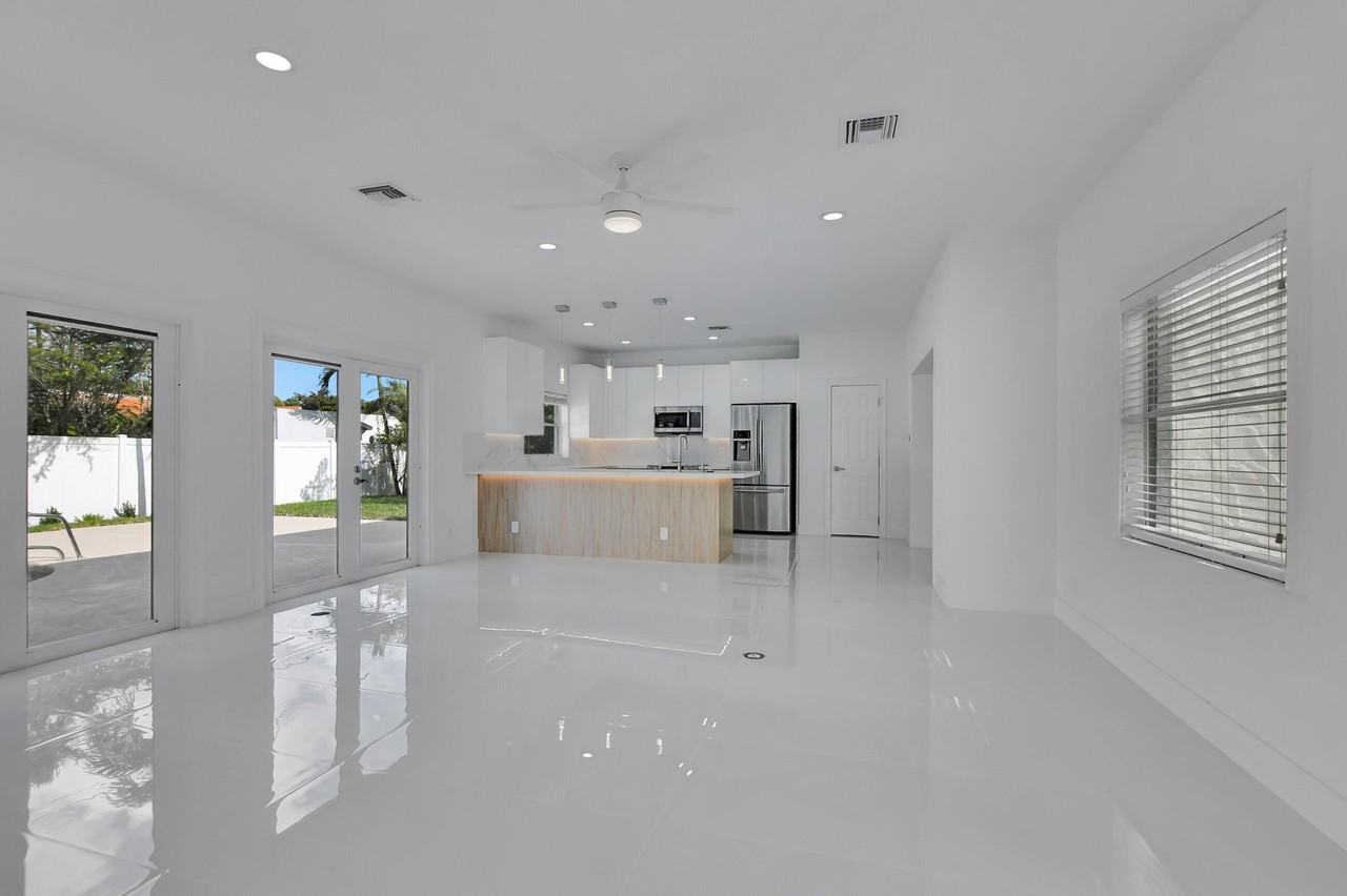 237 Nw 7th St - Photo 7 of 50