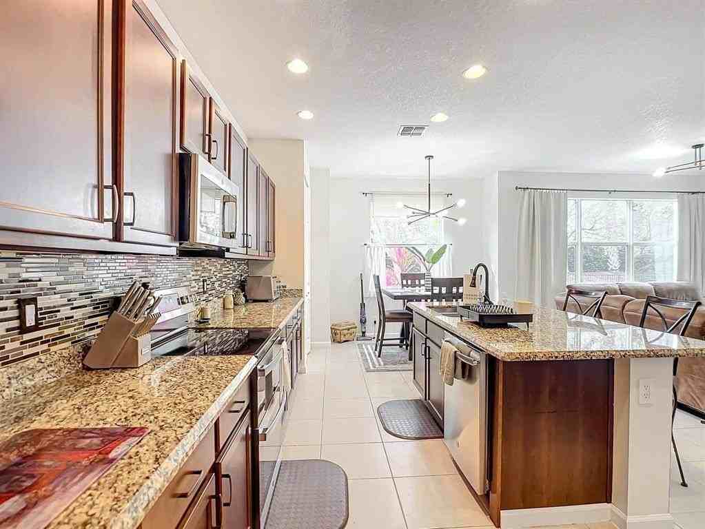 11931 Sw Crestwood Cir - Photo 7 of 50