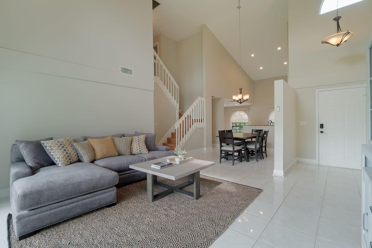 13547 Fountain View Blvd - Photo 3 of 32
