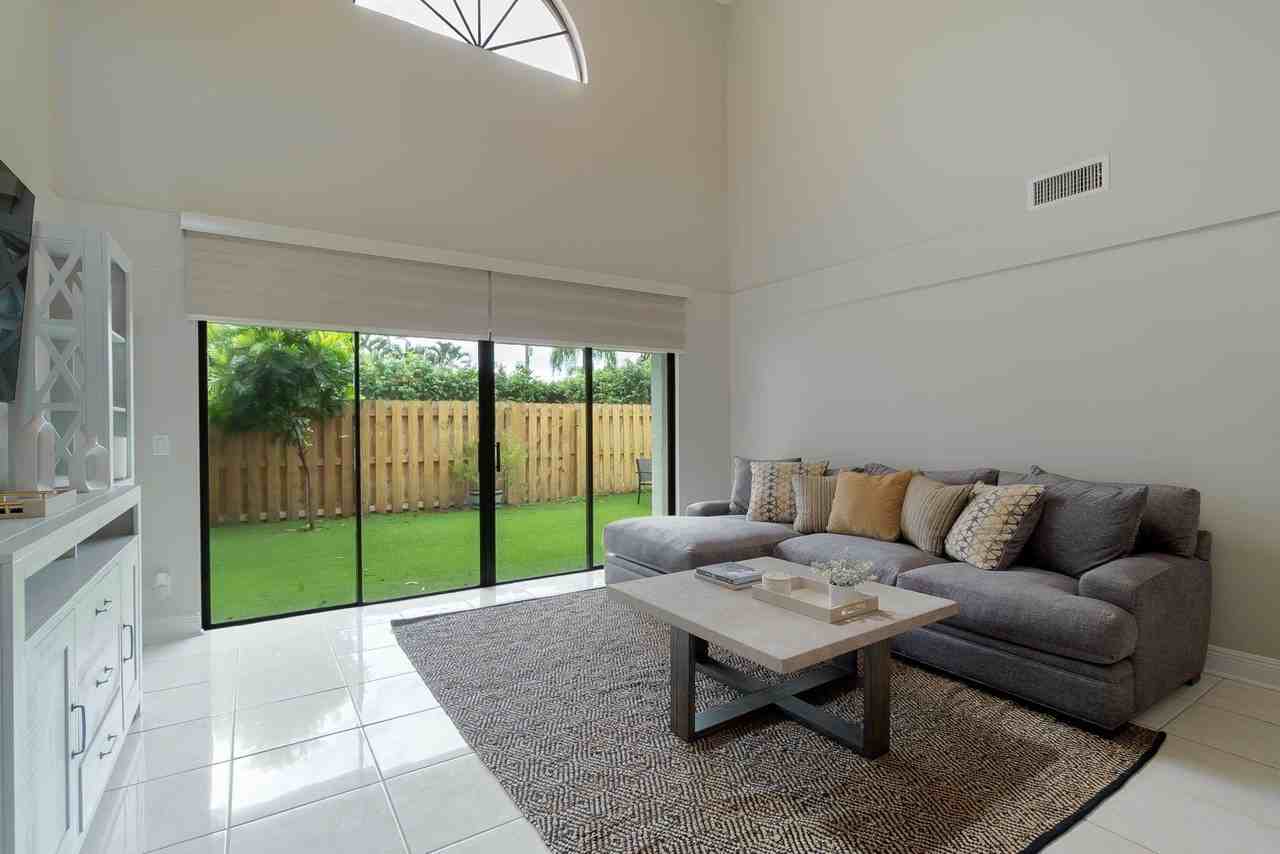 13547 Fountain View Blvd - Photo 4 of 32