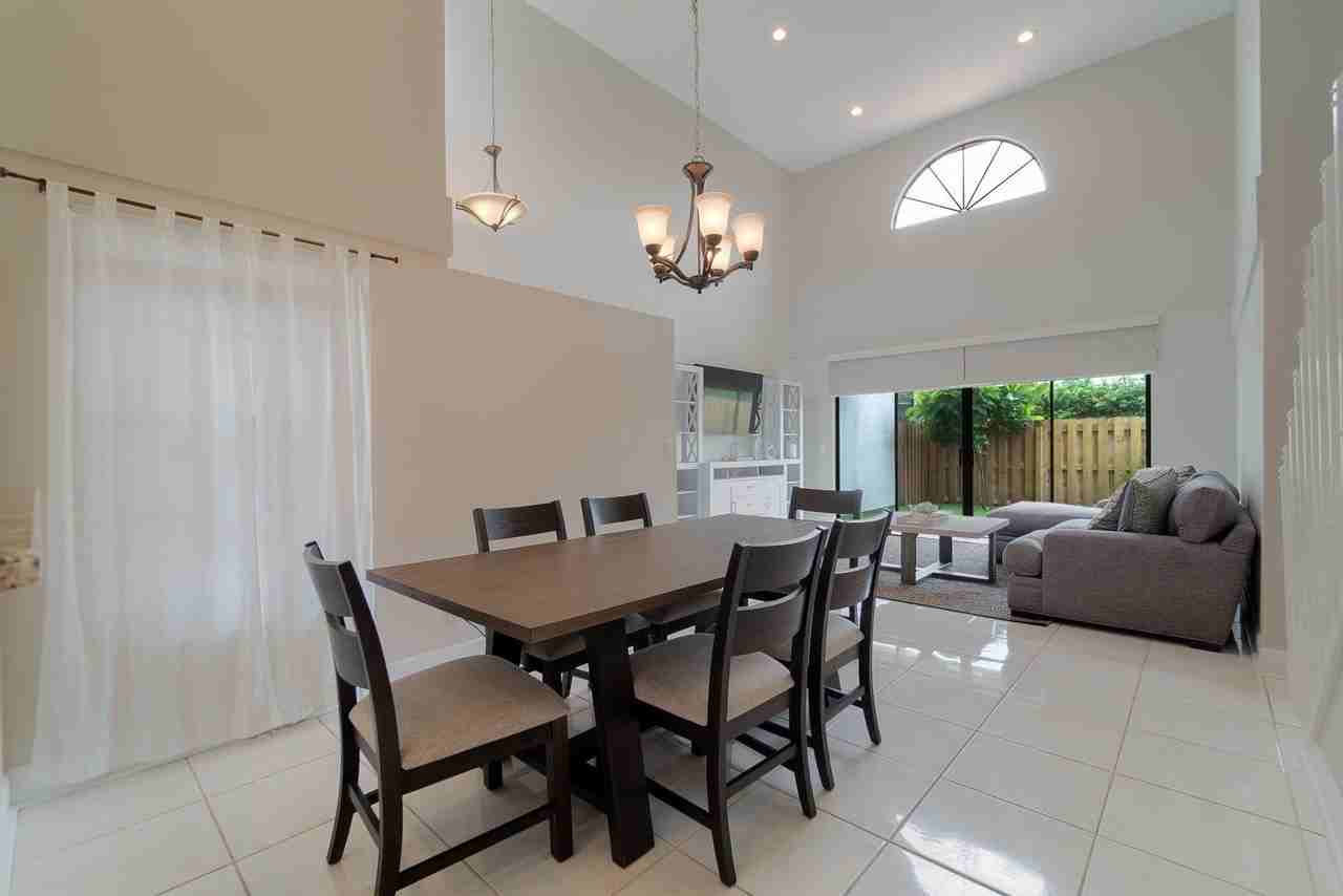 13547 Fountain View Blvd - Photo 6 of 32