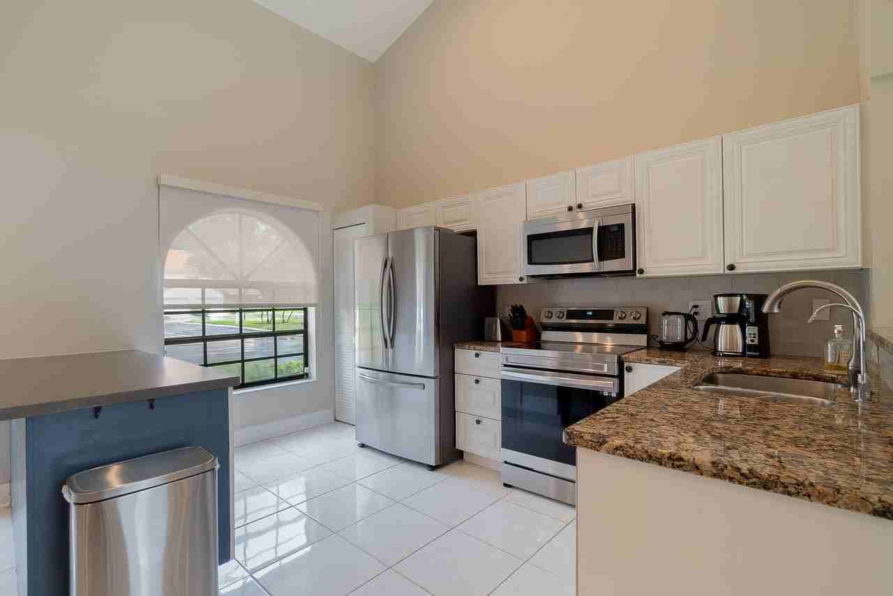 13547 Fountain View Blvd - Photo 7 of 32