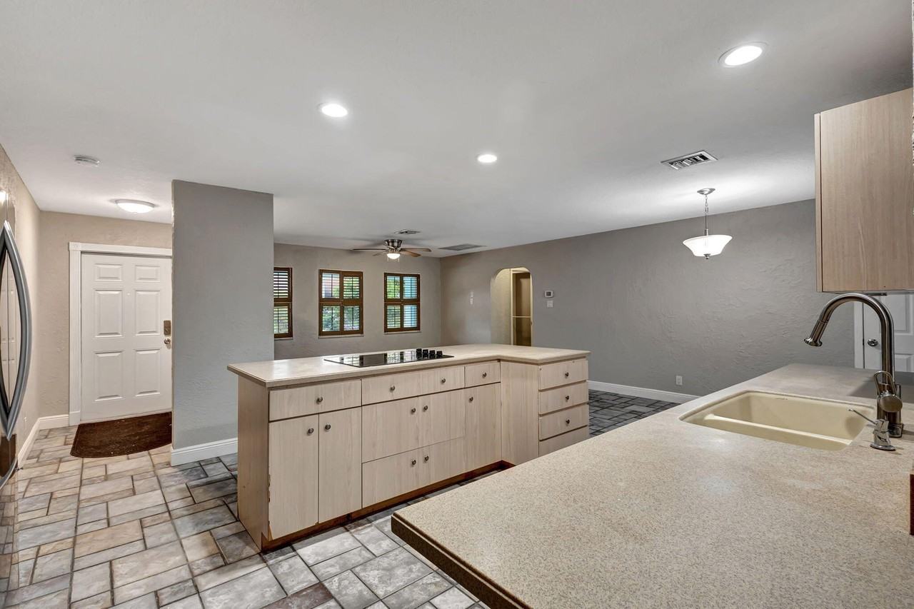 1402 Cormorant Rd - Photo 4 of 38
