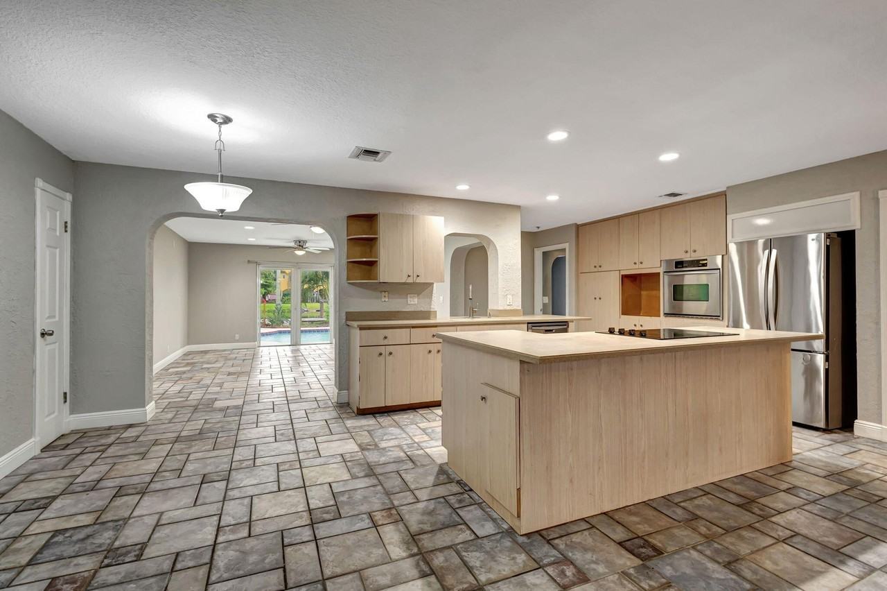 1402 Cormorant Rd - Photo 5 of 38