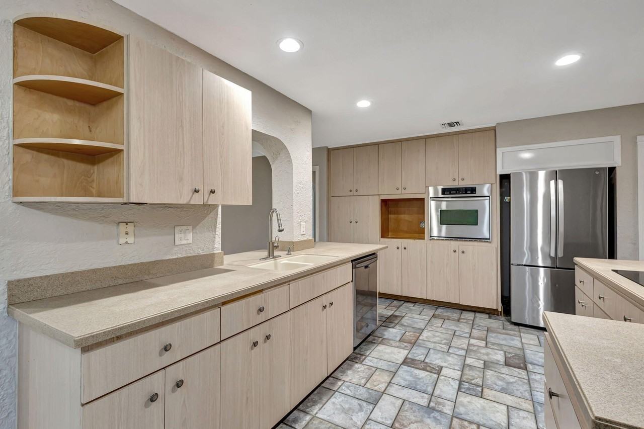 1402 Cormorant Rd - Photo 7 of 38