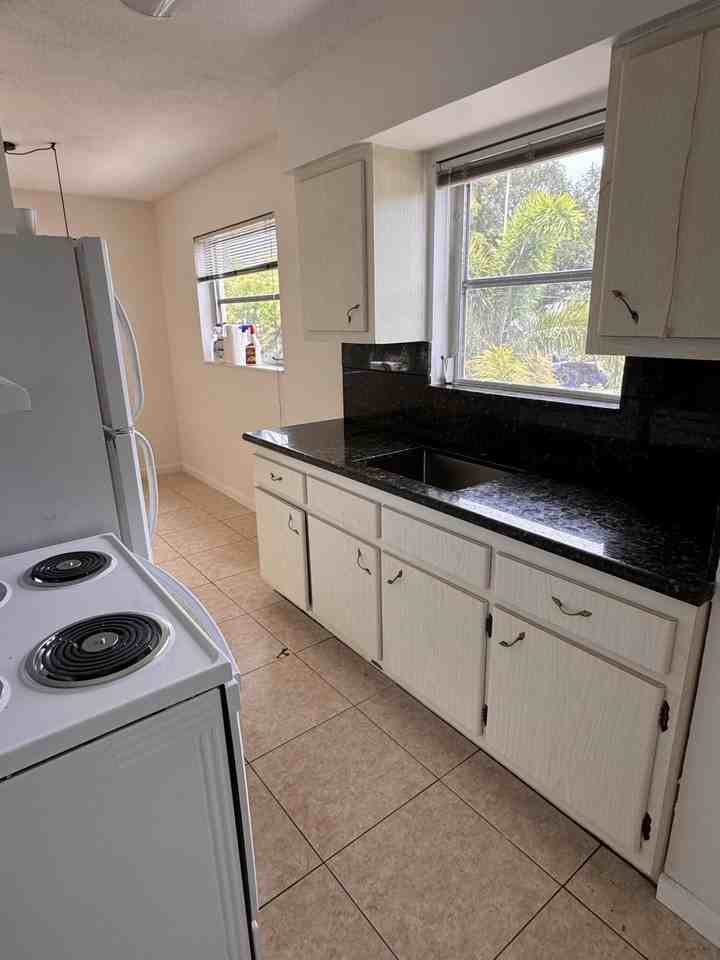 1940 Madison St #10 - Photo 4 of 12