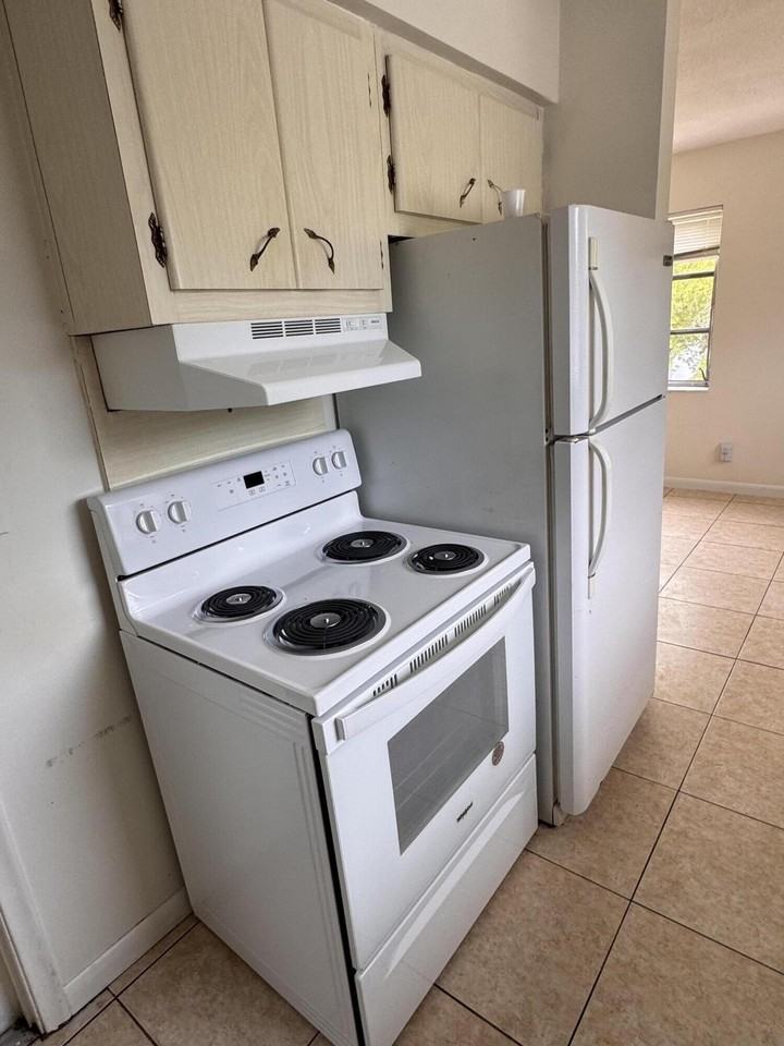 1940 Madison St #10 - Photo 7 of 12