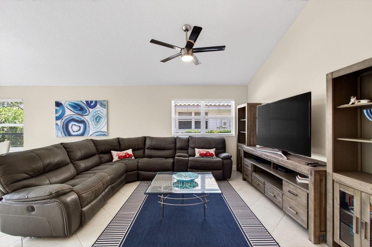 2034 Nw 52nd St - Photo 4 of 45