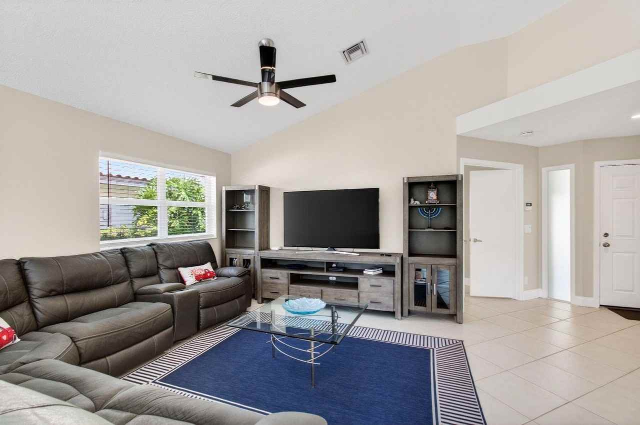 2034 Nw 52nd St - Photo 5 of 45