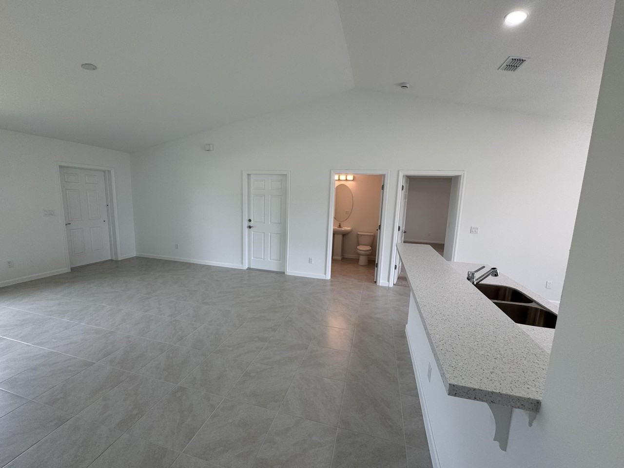 532 Sw Buswell Ave - Photo 7 of 37