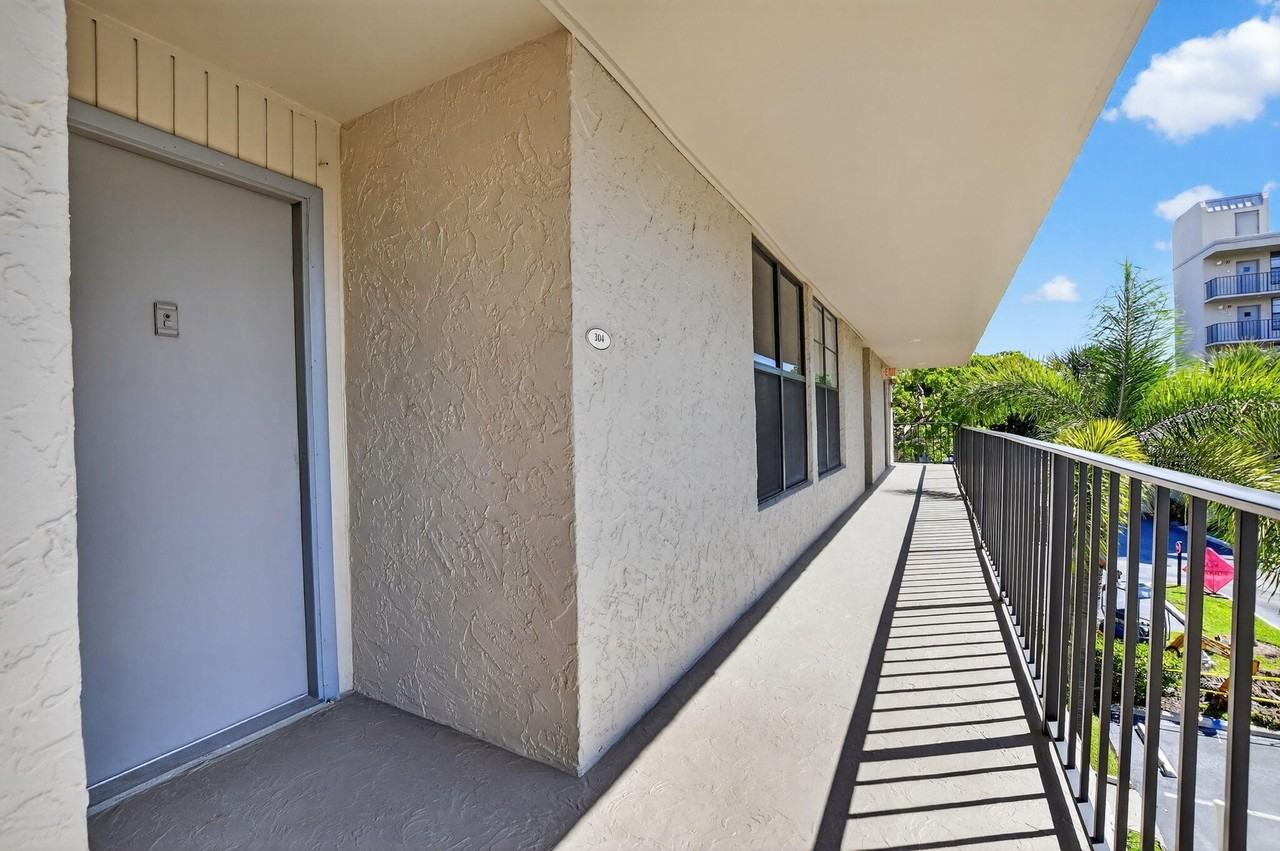 11 Royal Palm Way #3040 - Photo 3 of 50