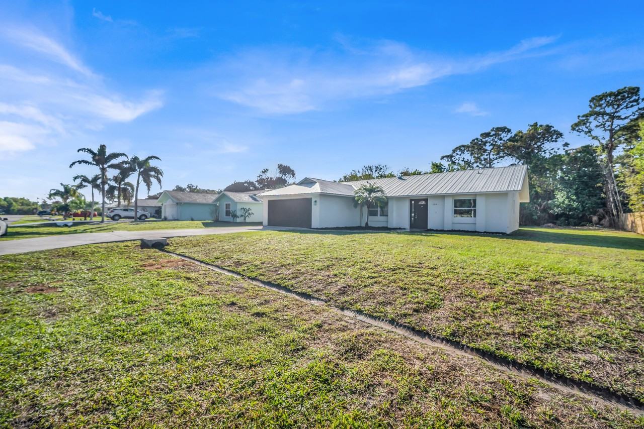 2514 Se Alfonso Ave - Photo 2 of 33