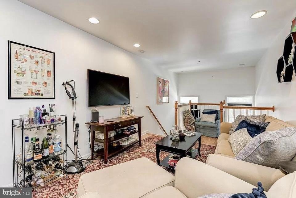 1019 S Streeper St - Photo 3 of 35