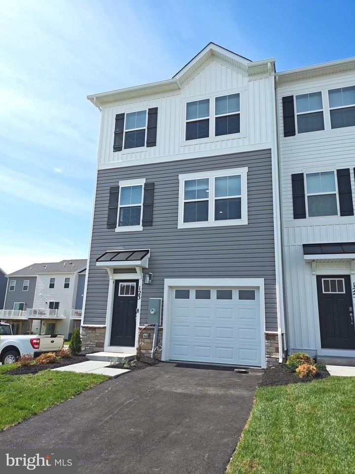 123 LAKOTA Street - Photo 2 of 31