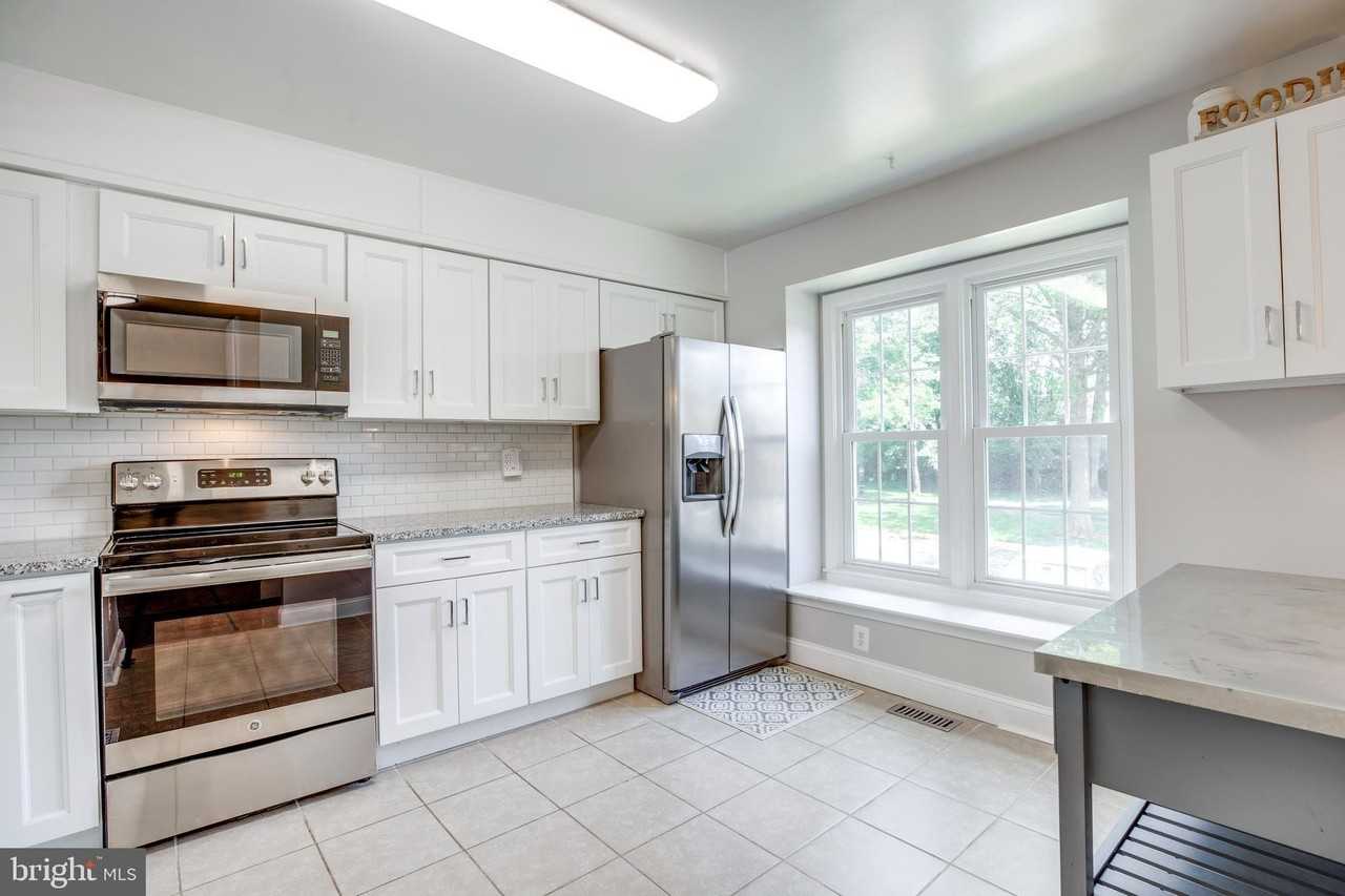 8657 Dellway Ln - Photo 6 of 45