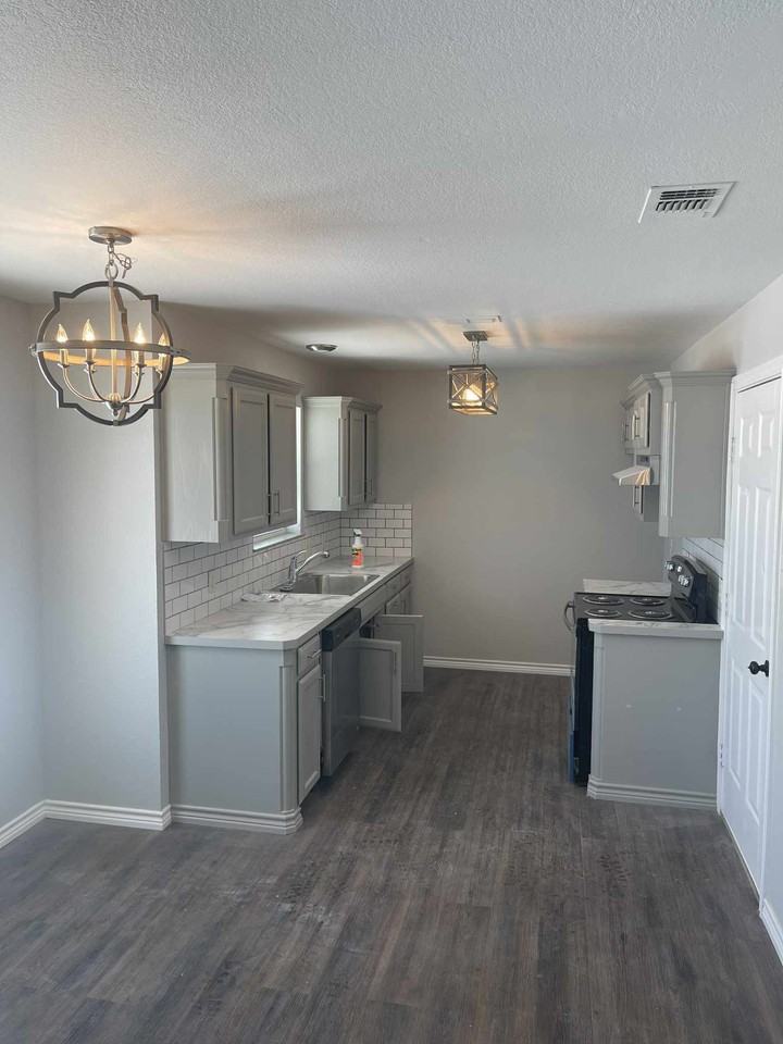 1612 N Cates St - Photo 5 of 13