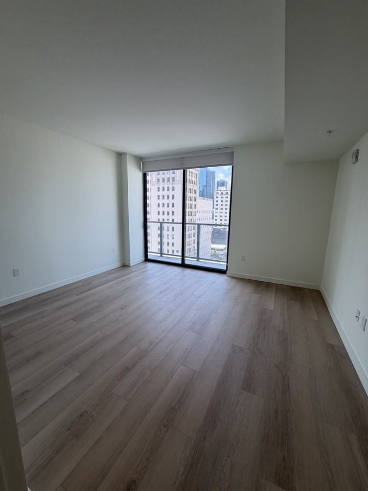 529 Northeast 1st Avenue #S5 - Photo 3 of 32