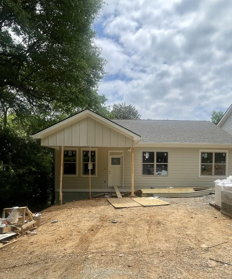 724 Moore St - Photo 2 of 9