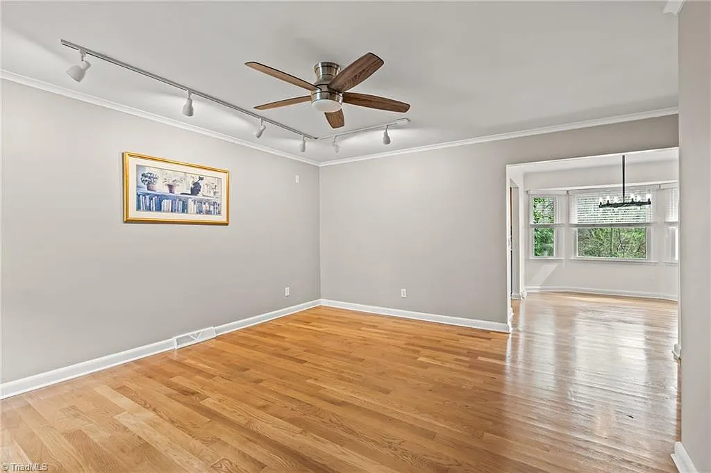 1629 Ardsley St - Photo 4 of 35
