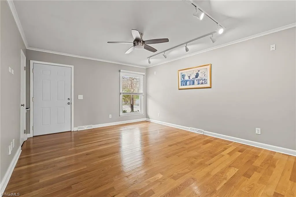 1629 Ardsley St - Photo 5 of 35