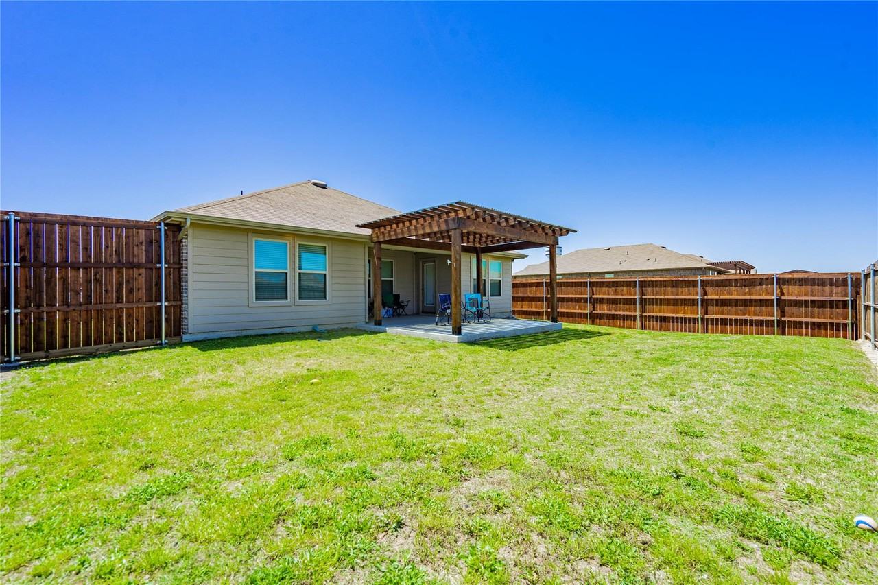 801 Meadow Creek Ln - Photo 3 of 15