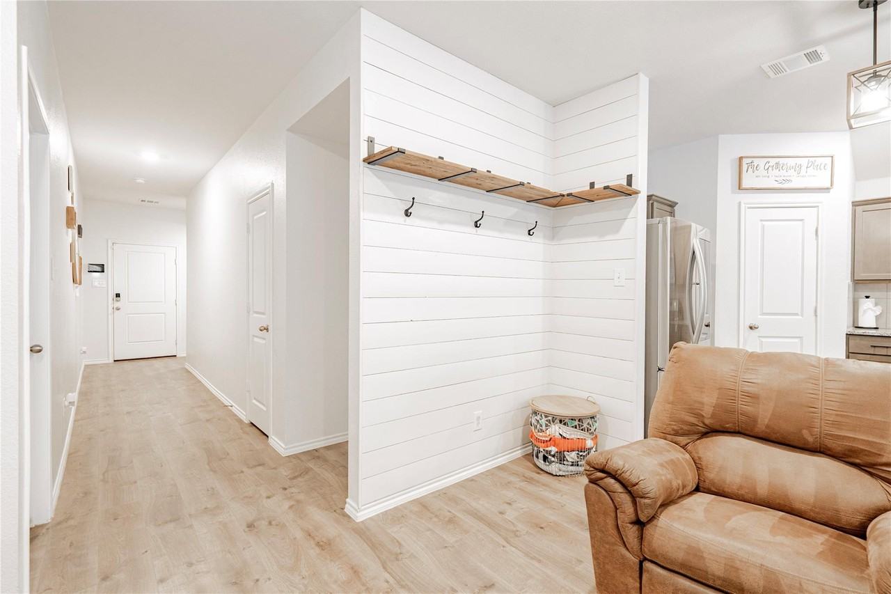801 Meadow Creek Ln - Photo 5 of 15