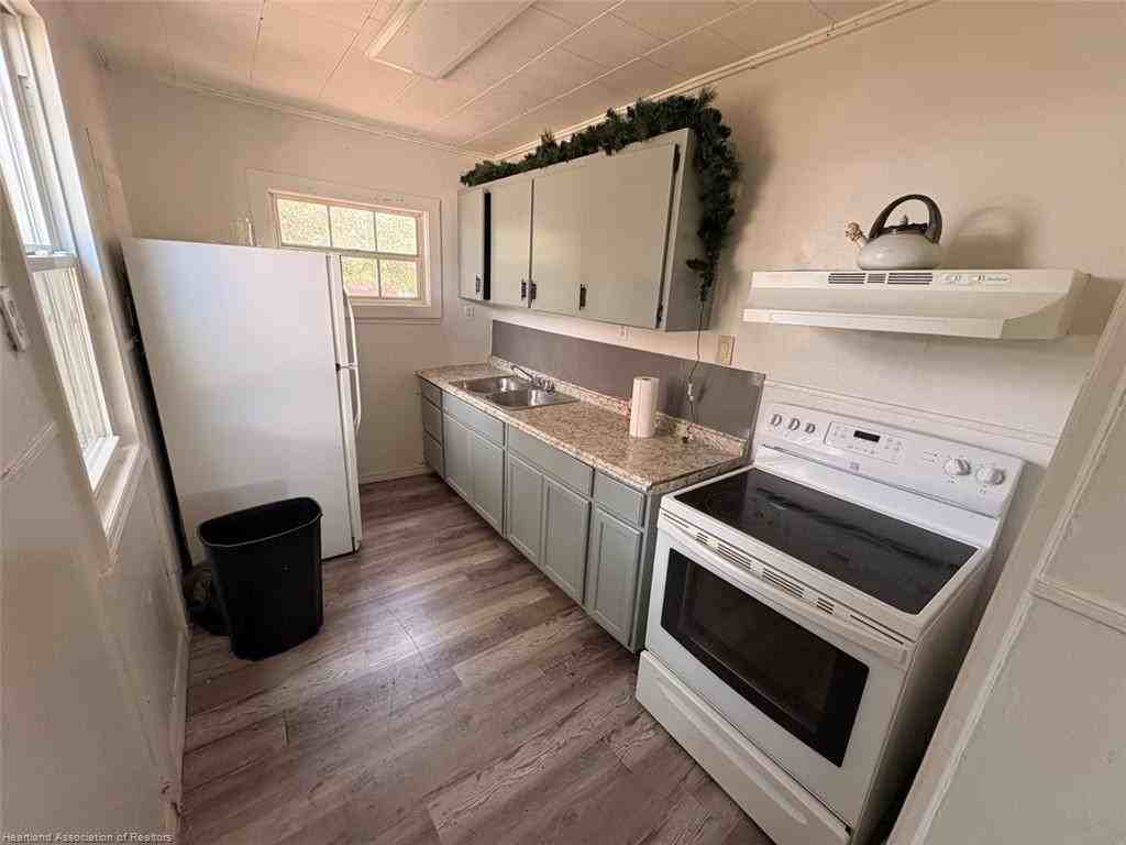 1616 Roseland Ave - Photo 2 of 9