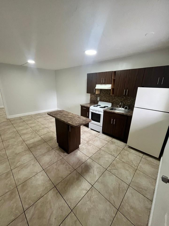 18257 Nw 23rd Ave #1 - Photo 6 of 12