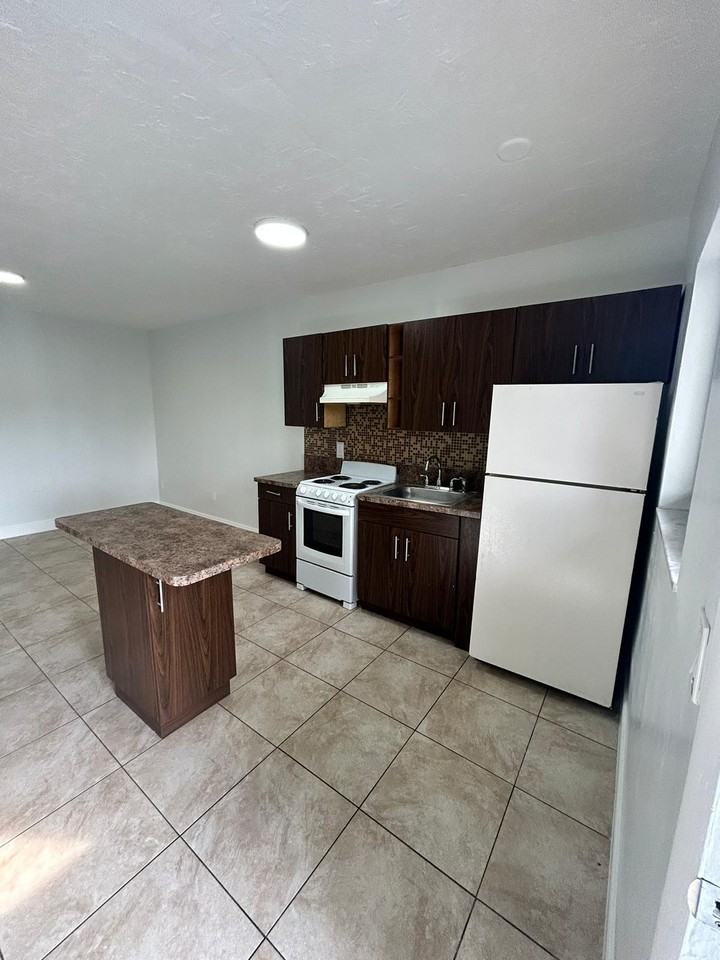 18257 Nw 23rd Ave #1 - Photo 7 of 12