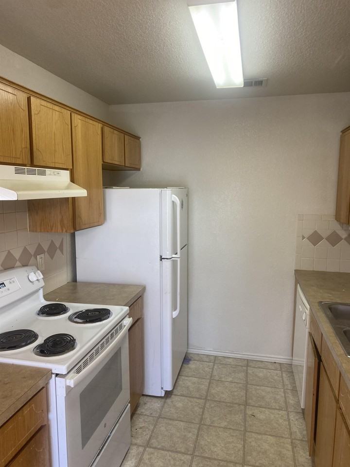 2812 Leroy Cir #C - Photo 5 of 8