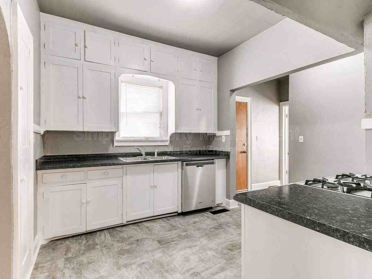 912 Ne 21st St - Photo 6 of 10