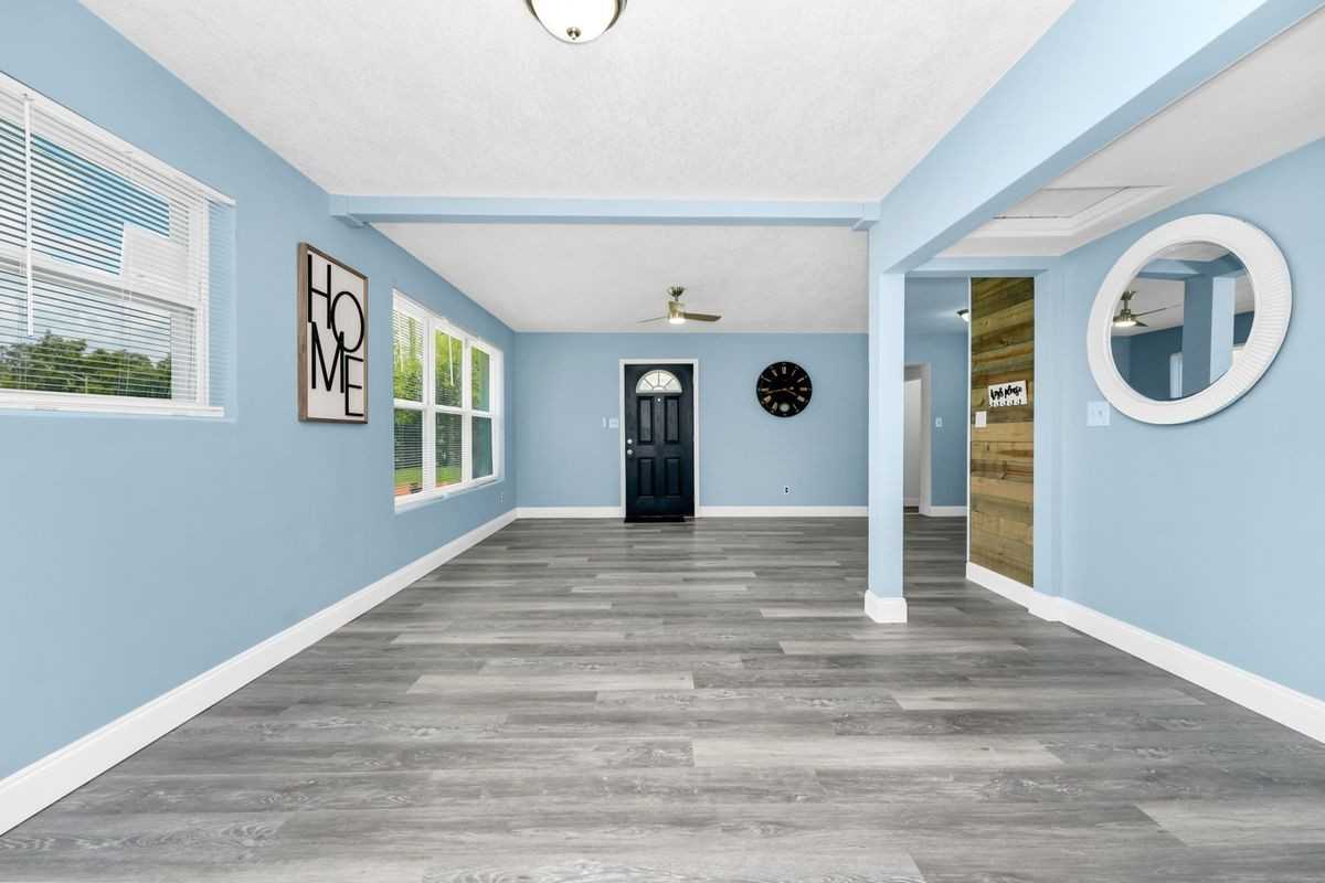 511 S Alder Ave - Photo 2 of 6
