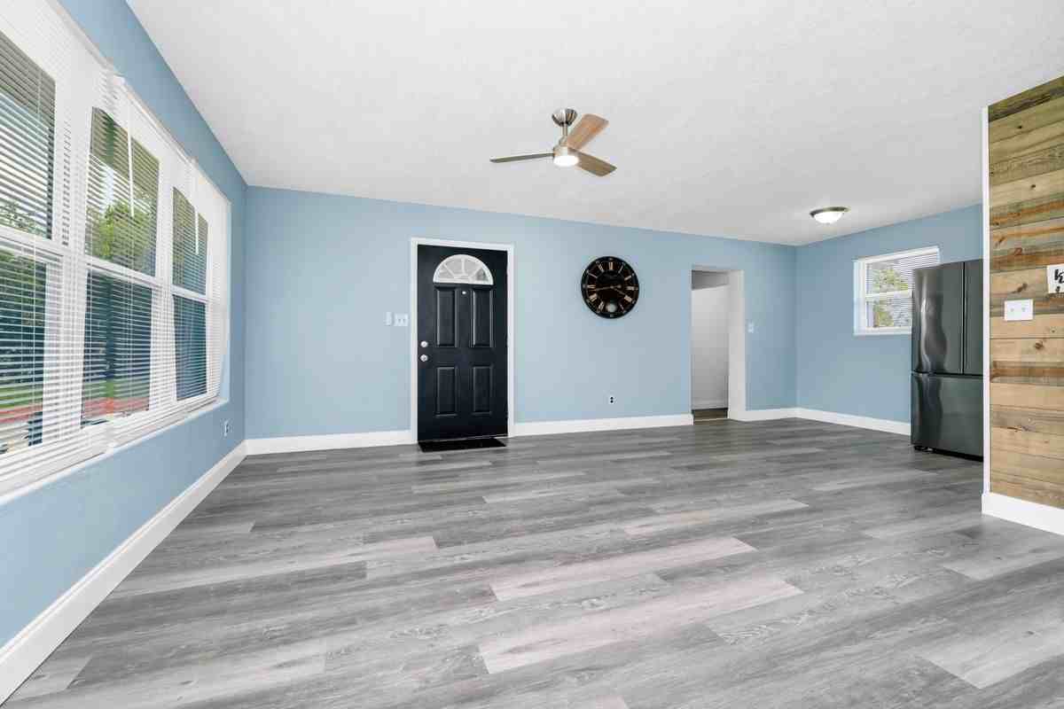 511 S Alder Ave - Photo 4 of 6