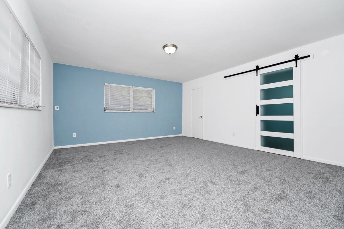 511 S Alder Ave - Photo 5 of 6