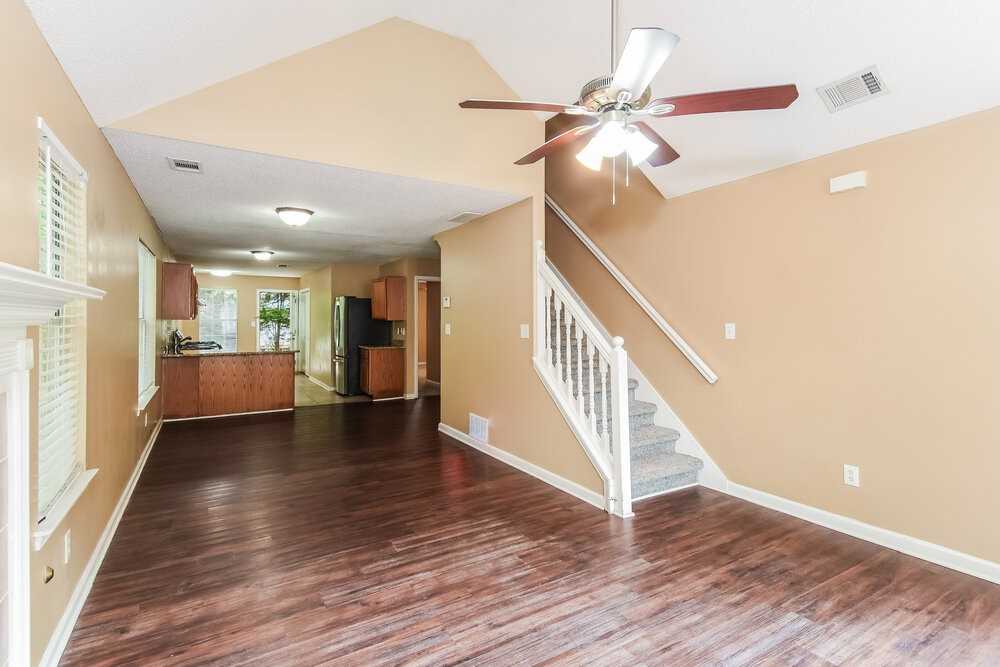 1531 Wembley Dr - Photo 5 of 17