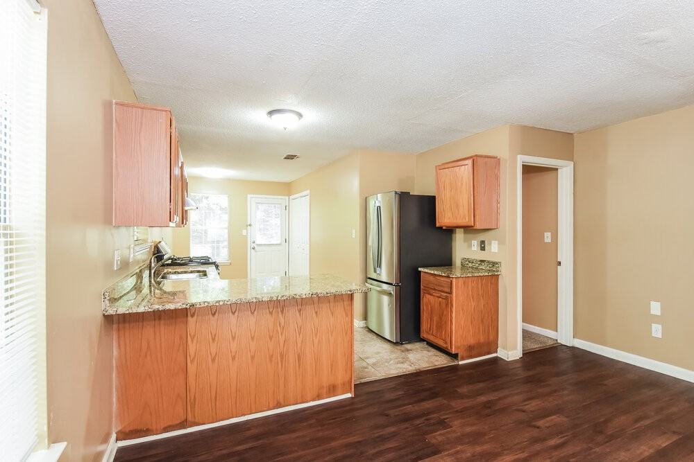 1531 Wembley Dr - Photo 7 of 17